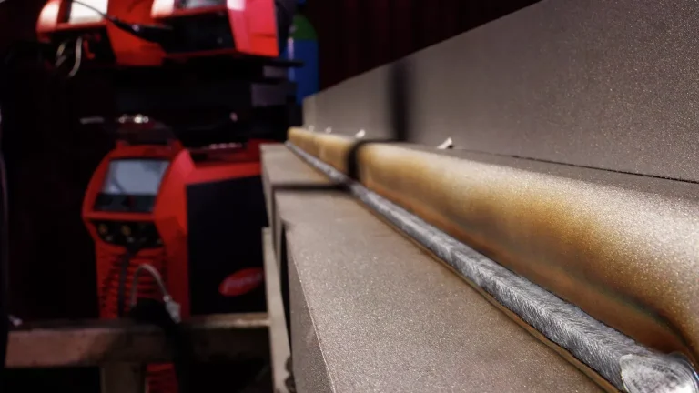 A long, even MIG/MAG seam welded with Fronius Velo, with a TPS/i power source behind
